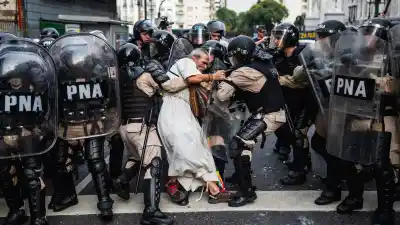 Un año de la Argentina en 145 fotos: la muestra que llega a Rosario y el fotógrafo que quedó en el centro de la escena