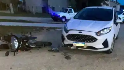 Un motociclista de 21 años chocó contra un Ford Fiesta en Libertador San Martín: terminó con curaciones