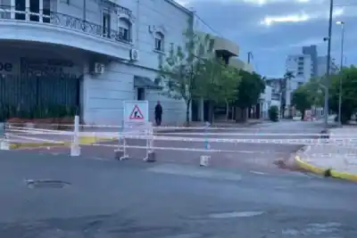 Se abrió un cráter en pleno microcentro de Corrientes y hay una cuadra cerrada