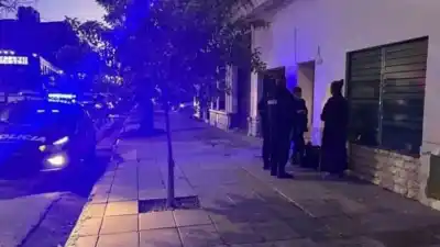Un policía redujo a un ladrón armado en su casa de La Ovejería: dos detenidos y un prófugo