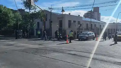 Choque frente a la Legislatura: al motociclista lo asistió el SAME en pleno centro