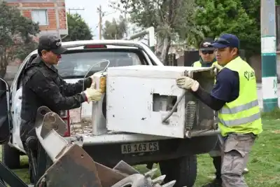 Salieron a la vereda con baldes y bidones rotos: lo que encontraron adentro encendió las alarmas