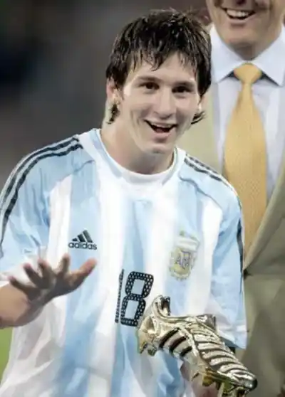 Messi debutó en la Selección y a los 30 segundos ya estaba expulsado