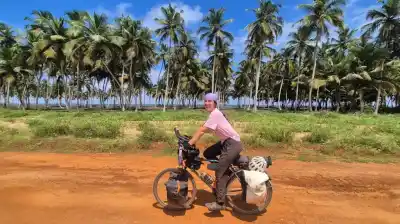 Pedalea sola por África: cruzó 300 km de desierto sin sombra y con dos gasolineras