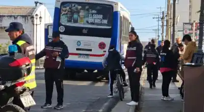 Un colectivo atropelló a un ciclista en el puente de Vélez Sarsfield y la Policía busca respuestas