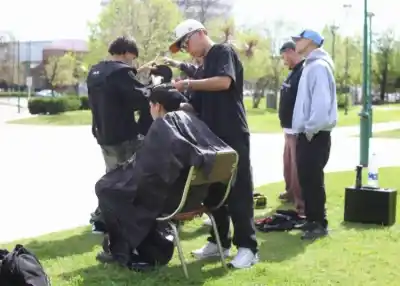 Viajó a Tres Arroyos por una capacitación de barbería y lo que hizo en la plaza San Martín sorprendió a todos