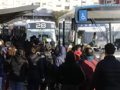 La crisis que dejó a miles esperando en las paradas: lo que encontraron en las calles