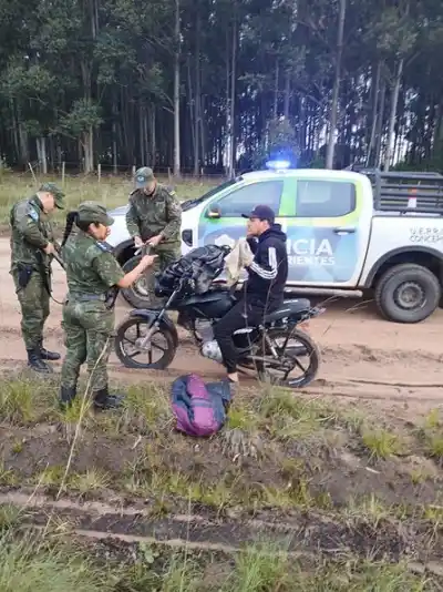 Lo pararon en un control de rutina en la Ruta 6 y lo que llevaba encima apuró su detención