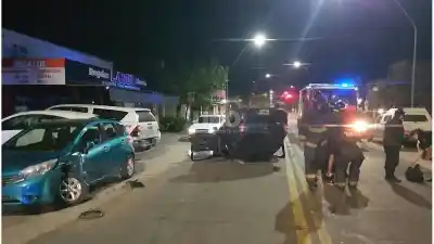 Un militar volcó en General Paz y su auto terminó contra los estacionados: qué le pasó al conductor