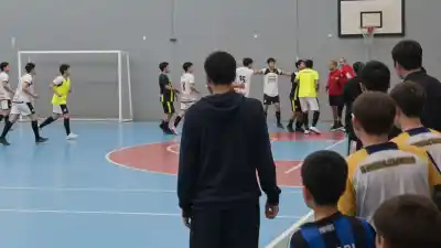 Futsal: un DT terminó en el piso de un gimnasio tras una jugada polémica y el partido no se detuvo