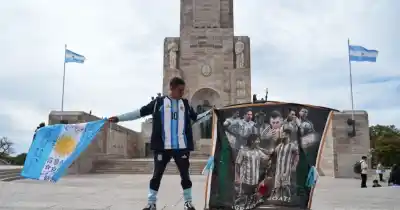 Un vecino de Messi volvió al Monumento a la Bandera: qué llevó para despedirlo