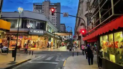 Fin de semana largo en Tucumán: el lunes los comercios abren solo si pagan el doble