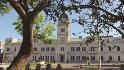 Contratada por 12 meses, desapareció a los seis: la empresa de limpieza que la Provincia no puede ni notificar