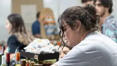 El Ironman llena San Juan de turistas y abren un espacio para vender productos locales