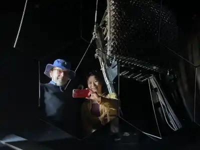 El físico que persiguió una partícula "imposible" bajo el hielo antártico y ahora tiene el Nobel
