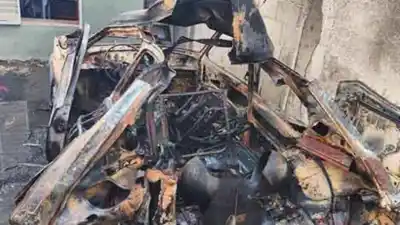 Dos autos ardiendo en Villa María: el primero dejó de ser un auto