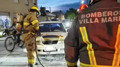 Villa María: ardió un auto en pleno bulevar y los bomberos llegaron cuando ya era tarde