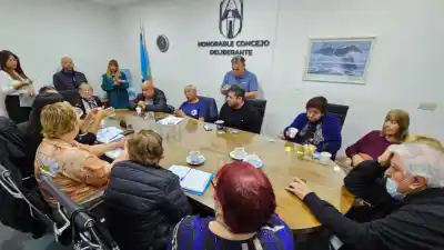 Jubilados de Caleta Olivia van por la Tarifaria 2027: qué pidieron en la reunión con concejales