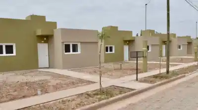 Recorren barrios de La Rioja con tablets: qué anotan casa por casa