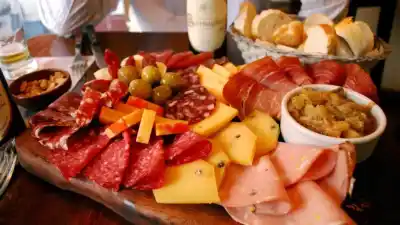 Colonia Cuatro Esquinas se prepara para una fiesta con picada, vermut y un número especial