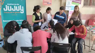 Salieron de los consultorios y armaron una kermés en un colegio de Palpalá: qué se llevaron los pibes