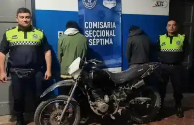 Los siguieron por las cámaras y los rodearon en Marcos Paz al 2.300: tenían la moto robada y algo más