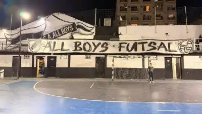Se llevaron la bandera de All Boys en Rosario y la devolución terminó con un nombre inesperado