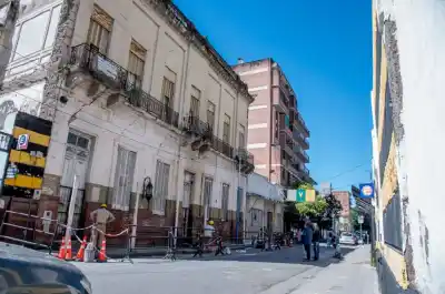 Grietas profundas y riesgo de desplazamiento: el futuro incierto de un edificio en el centro