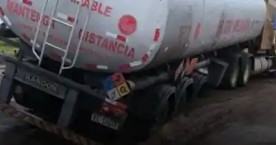 Un camionero frenó de golpe en la ruta 9/34 y se bajó con el matafuegos: lo que venía saliendo de su propio tanque