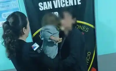 Llegó a la comisaría con su beba de un año y los policías notaron algo raro en él