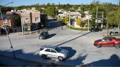 Seis vehículos abiertos en una sola madrugada en Rincón de Emilio: la escena que encontró una vecina al salir