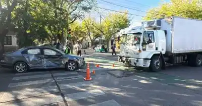 Choque entre auto y camión frigorífico: las versiones cruzadas que dejaron una calle cortada