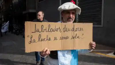 Pidieron un crédito para comprar comida y ahora deben más: el dato que desnuda la trampa