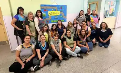 Una docente escribió un mensaje y un artista de Buenos Aires terminó pintando un cuadro para su jardín