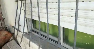 Se fue un fin de semana y los ladrones encontraron la puerta que no tenía cierre
