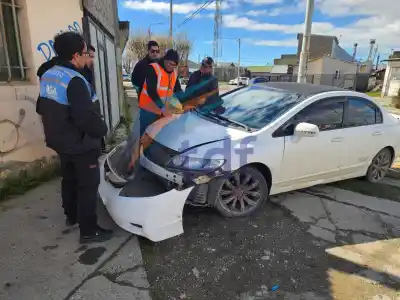 Choque en el barrio Intevu: dos personas terminaron internadas en el hospital