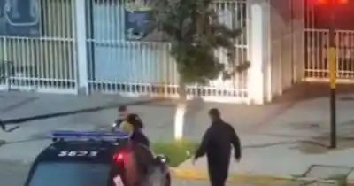 Dos hombres forcejeaban la reja de un local y lo que pasó después los sorprendió