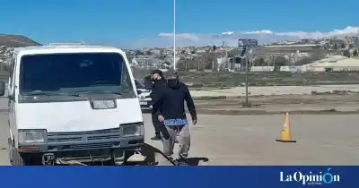Chocaron en una esquina de Caleta Olivia y al motociclista lo sacó de la escena un hombre que lo conoce