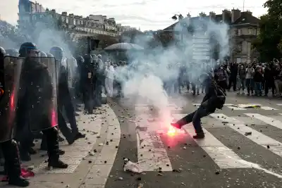 Jóvenes franceses tomaron las calles: un alumno perdió la mano y crece la polémica por el accionar policial