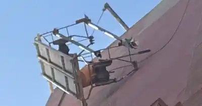 El andamio cedió en un 7° piso del centro y quedó colgado de una cuerda: el rescate que paralizó a San Juan