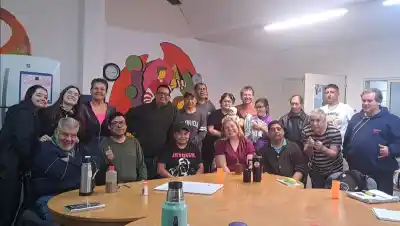 El taller de radio que hace 14 años les da voz en Cipolletti sale al aire en vivo