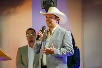 Dejó los escenarios para meterse en la política y ahora la rompe en quinceañeras: el plan del cantante que quiere un escaño en Texas