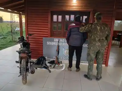 Lo pararon por un rifle en la moto y la Policía Rural se topó con algo mucho más pesado