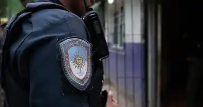 Perseguían a unos hombres que llevaban varillas de hierro y uno terminó aprehendido