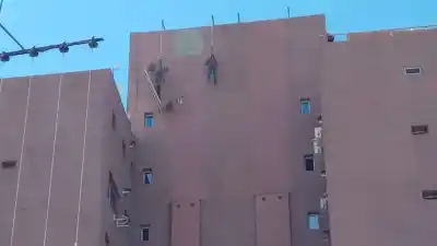 Colgaba del séptimo piso en pleno centro: la maniobra que lo salvó de caer