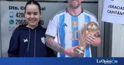 Una figura de Messi apareció en pleno centro de Río Gallegos y los vecinos ya se sacan fotos
