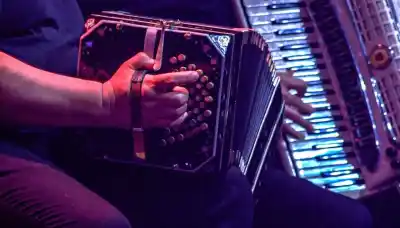 Cinco músicos, un acordeón y un bandoneón: el concierto gratuito que promete hacer vibrar el Teatro Lírico