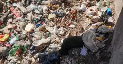 Mendoza aprobó multas de hasta $1.800.000 para quien arroje basura en canales y ríos