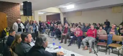Vecinos de La Dulce enfrentaron al intendente: el reclamo que estalló tras un trágico suceso