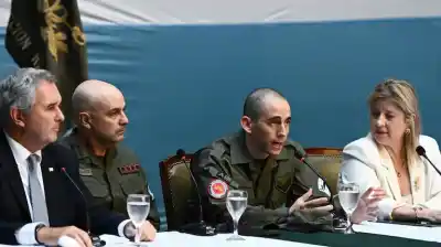 El presidente se reúne con el agente que estuvo más de un año detenido en el exterior